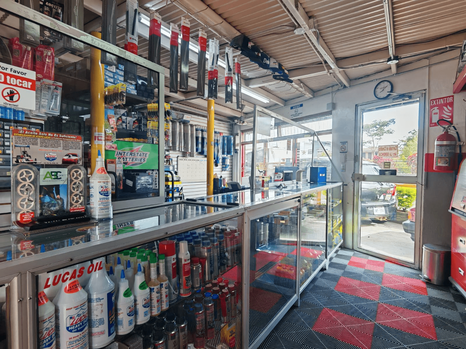 Interior de Lubricentro Donde Mono en San Antonio de Belén