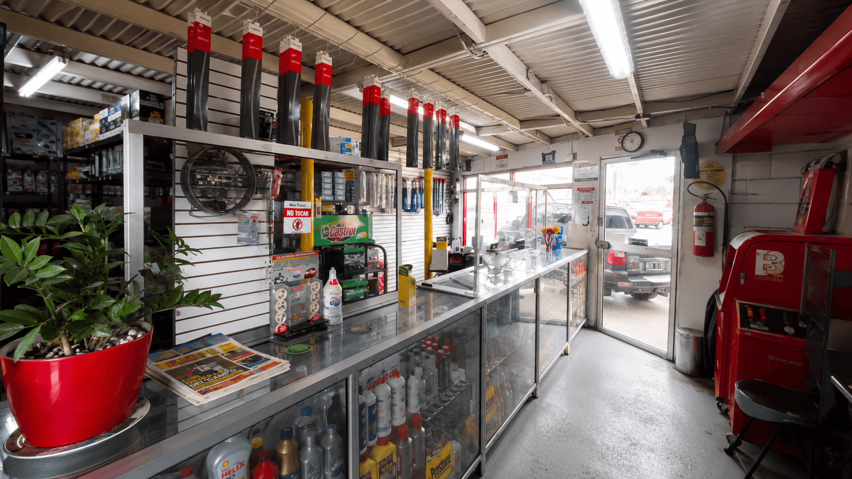 Interior de Lubricentro Donde Mono en San Antonio de Belén