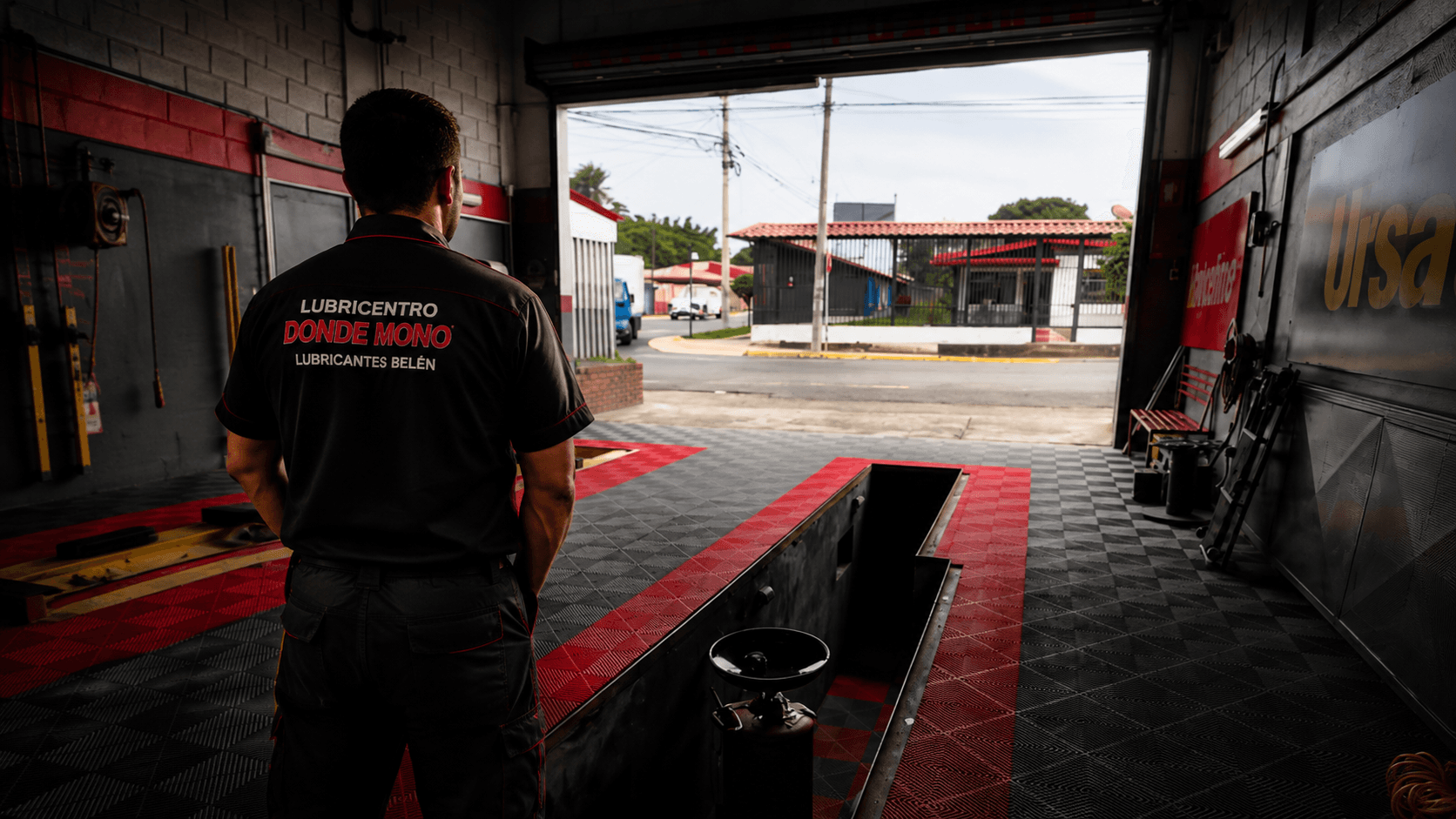 Técnico de Lubricentro Donde Mono en el taller de San Antonio de Belén