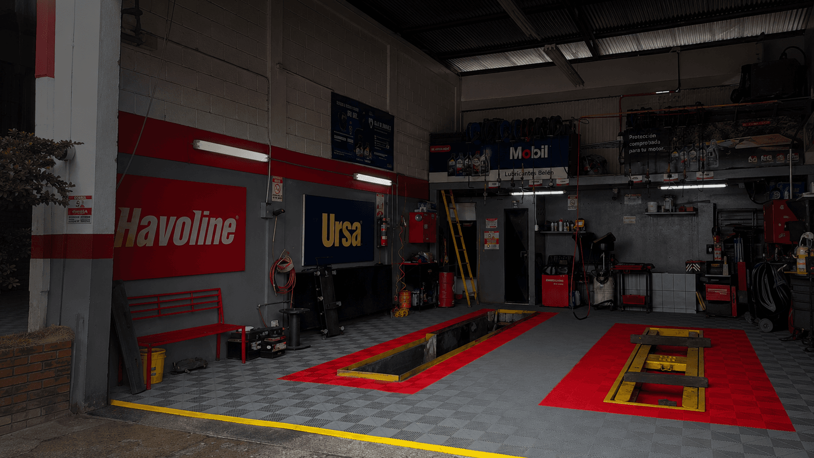 Interior del taller de Lubricentro Donde Mono en San Antonio de Belén